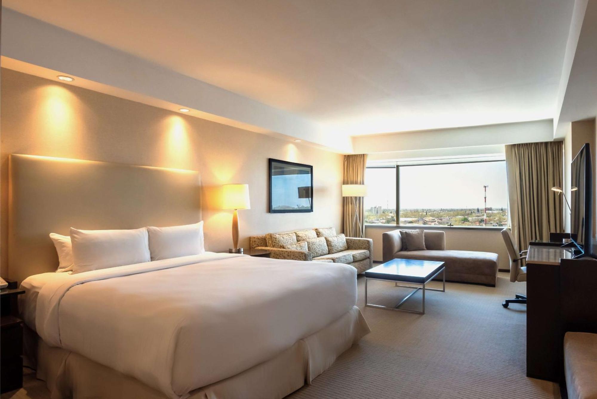 Deluxe King Room Sitting Area