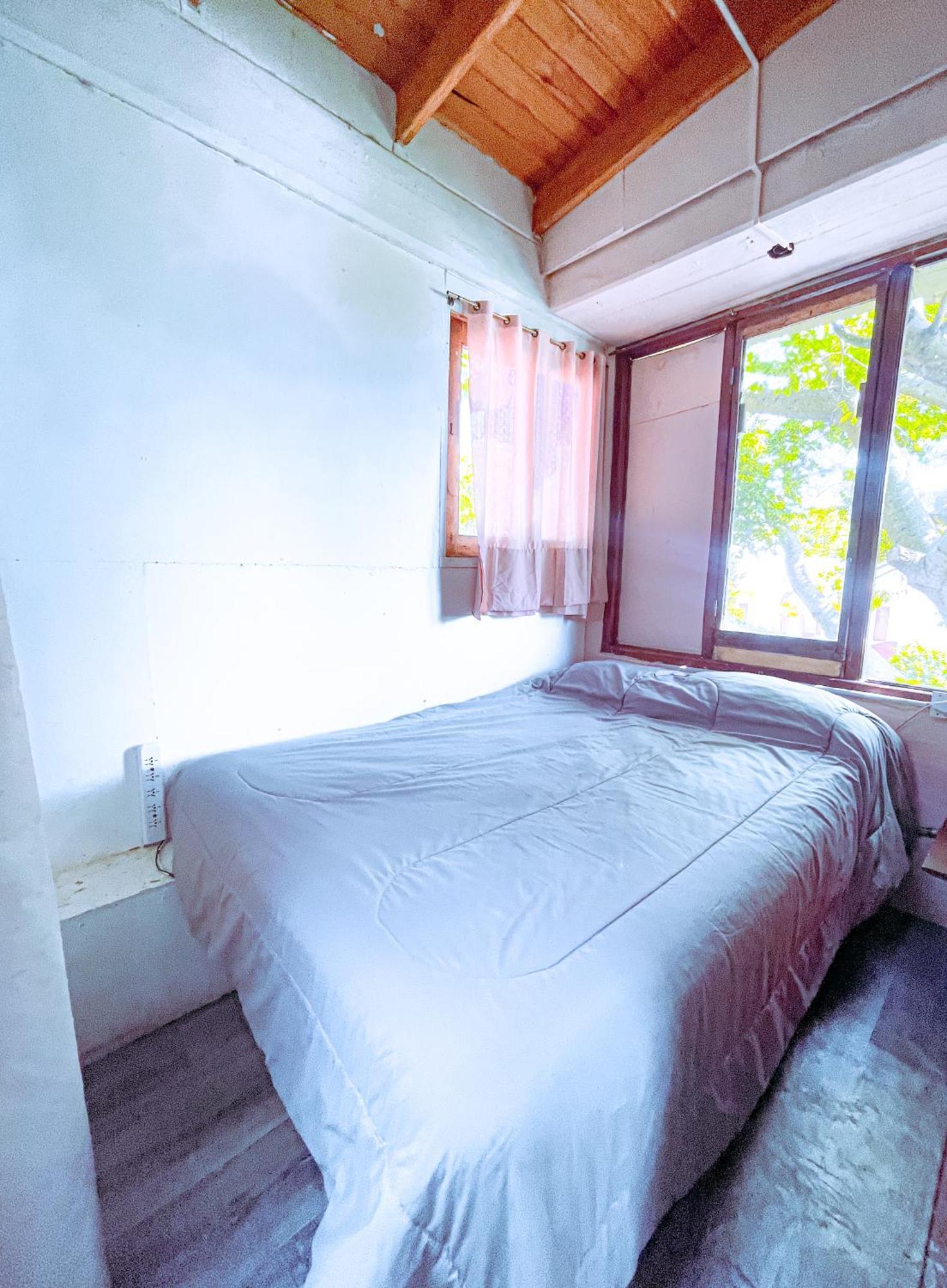 Quarto com Cama de Casal ou 2 de Solteiro e Banheiro Privativo