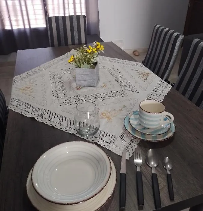Aires Mendocinos Departamento Duplex A Estrenar Con Capacidad Hasta 6 Personas Incluye Camas,Ropa De Cama , Vajilla Completa, Artefactos De Cocina Electricos, Smarttv, 3 Habitaciones , 2 Banos, Patio Con Churasquera Y Cochera Hasta 3 Autos-1