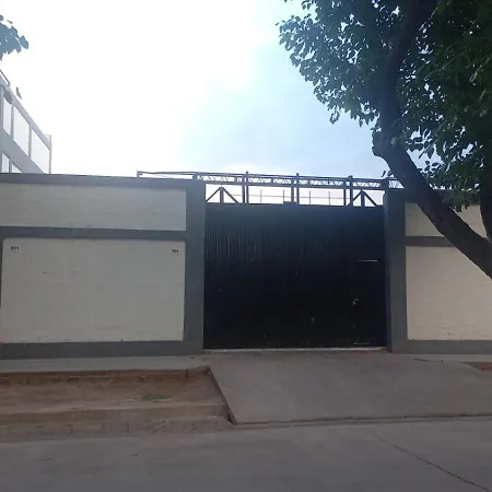 Apartamentos Willy - En Zona Residencial Con Estacionamiento Gratis-3