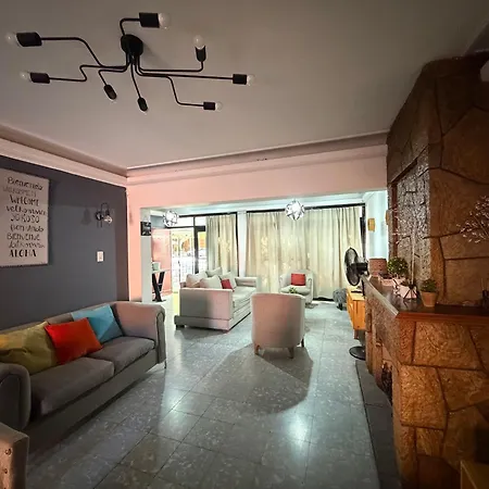 CASA CON ESTACIONAMIENTO PARA DOS AUTOS Y DESAYUNO o MERIENDA INCLUIDO HASTA 8 PERSONAS-2