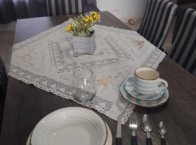 Departamento amueblado a estrenar con capacidad hasta 6 personas incluye camas,ropa de cama , vajilla completa, artefactos de cocina eléctricos, smartTV, 3 habitaciones , 2 Baños, patio con churasquera y cochera hasta 3 autos Mendoza