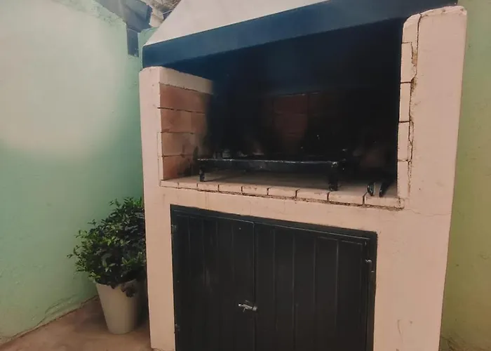 Casa Renato Estacionamiento Privado Churrasquera Mendoza admite animales